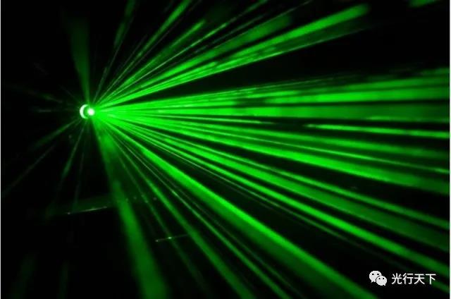 物理學(xué)家使激光束在真空中可見